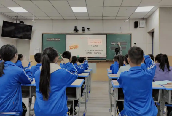 小小设计师用废旧纸盒搭建未来之家让思维的种子在现实土壤中扎根 小小设计师用废旧纸盒搭建未来之家让思维的种子在现实土壤中扎根